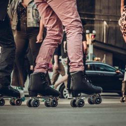 personas patinando en la calle