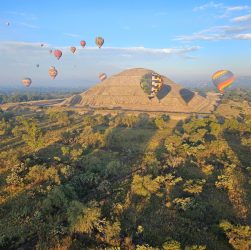 foto panoramica de las piramides de Teotihuacán con globos aerostaticos