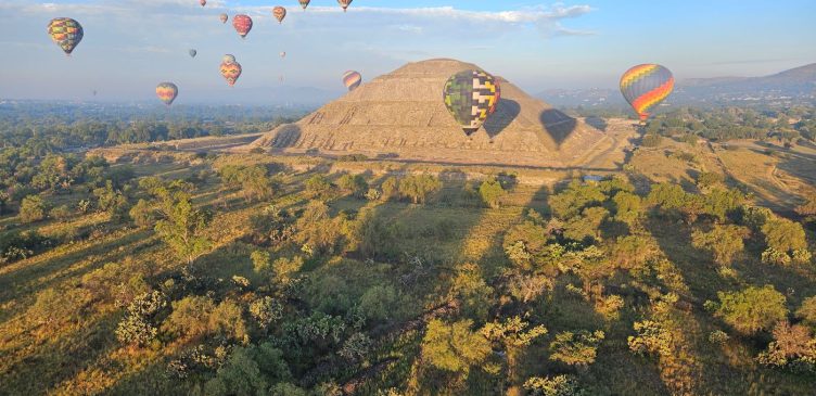 foto panoramica de las piramides de Teotihuacán con globos aerostaticos