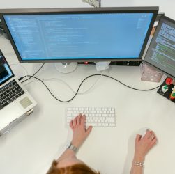 manos de mujer con 3 computadoras