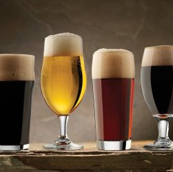 vasos y copas con diferentes tipos de cerveza