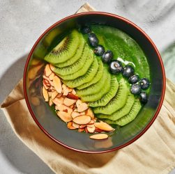 plato de comida con kiwi almendra y blueberry